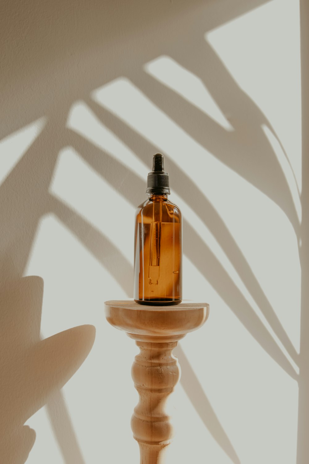 Frasco de óleo vegetal sobre apoio de madeira